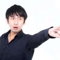人差し指で指差して叱る男性の写真