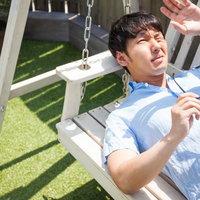庭でうっかり日差しに日焼けして目を覚ます男性の写真
