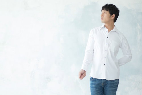 合コンのマストアイテム白シャツで好感度アップを狙う男性