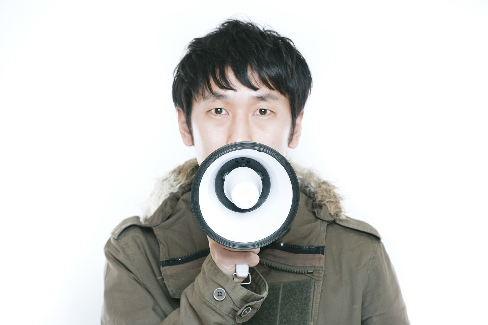 拡声器を持つモッズコートの男性［モデル：大川竜弥］