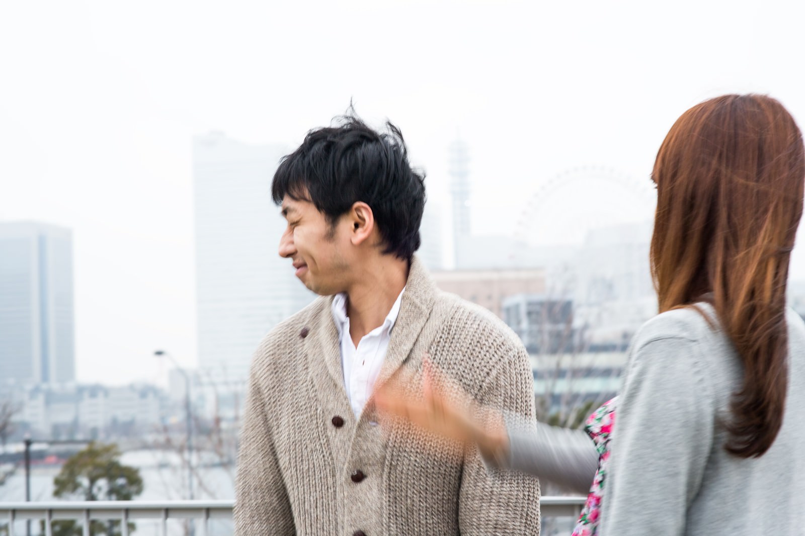 屋外で女性が男性に平手打ちする瞬間［モデル：大川竜弥］