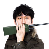 トランシーバーで世界と交信する男性の写真