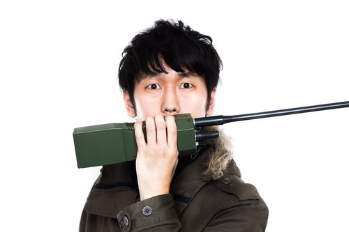 トランシーバーで世界と交信する男性