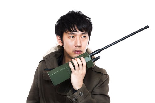 寒さに震えながら混雑具合を報告するコンサートスタッフ