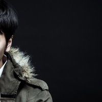 トランシーバーで連絡を取る刑事の写真