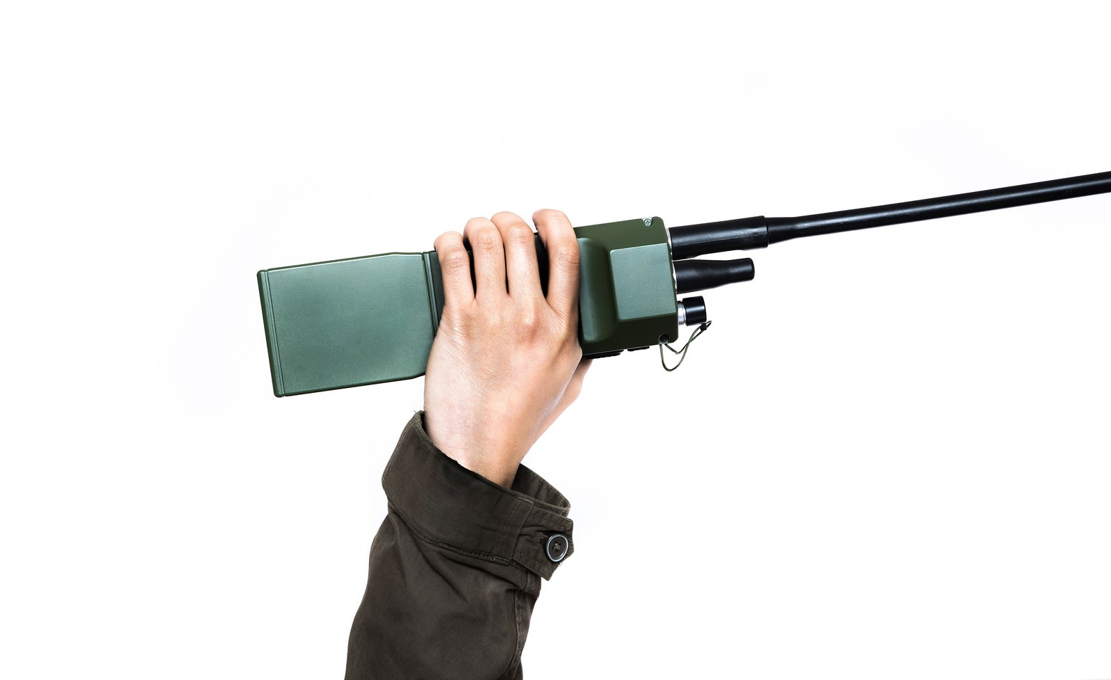 ドローンガンを片手で持ち上げる手［モデル：大川竜弥］