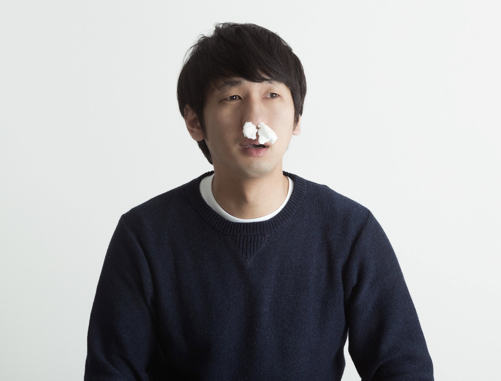 鼻にティッシュを詰めた人物［モデル：大川竜弥］