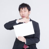 白いボードを提示する五輪を東京に招致したい男性の写真