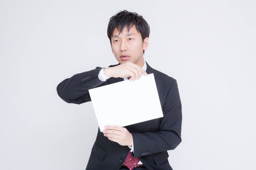 白いボードを提示する五輪を東京に招致したい男性