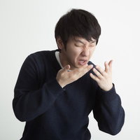 「なんじゃこりゃああ！」とくしやみをした後叫ぶ刑事の写真