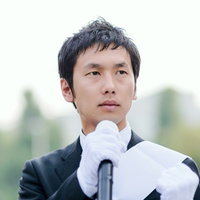 街中でマニフェストを語る立候補者の写真