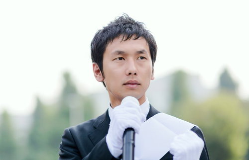 街中でマニフェストを語る立候補者