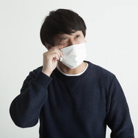 メイクのアレンジをして有名人の顔真似をするそっくりタレントの写真