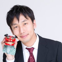 獅子舞の飾りを持つスーツのビジネスマンの写真