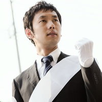 タスキをかけた立候補者の訴えの写真