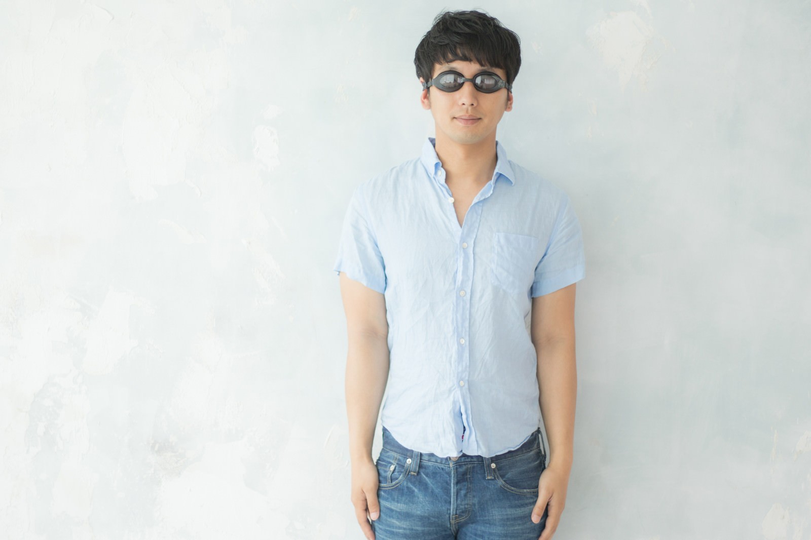 ゴーグルをつけた若い男性が正面を向いている［モデル：大川竜弥］