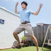 夏休みに庭でジャンプして喜ぶ男性の晴れた日の一瞬の写真