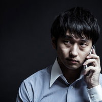「例の件どうなった？」と確認するやり手のビジネスパーソンの写真
