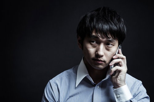 「例の件どうなった？」と確認するやり手のビジネスパーソン