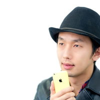 スマホを持った立候補者の演説の写真