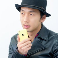 若くてオシャレな立候補者のスマホ演説の写真