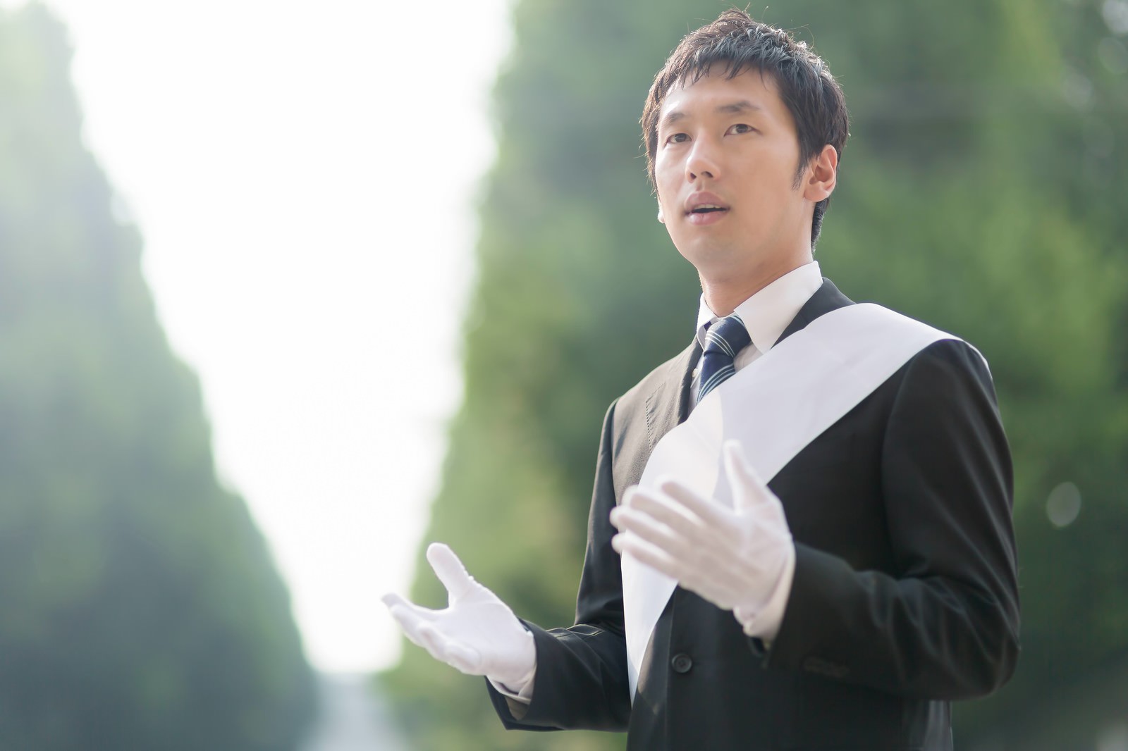 胸に手を当ててマニフェストを語る立候補者［モデル：大川竜弥］