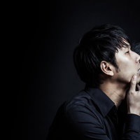 タバコを吸う男性のポートレートの写真