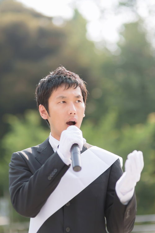 マイクを握り復興問題を語る立候補者