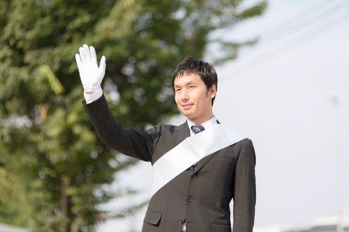 「ご声援ありがとうございます！」と手を振る立候補者