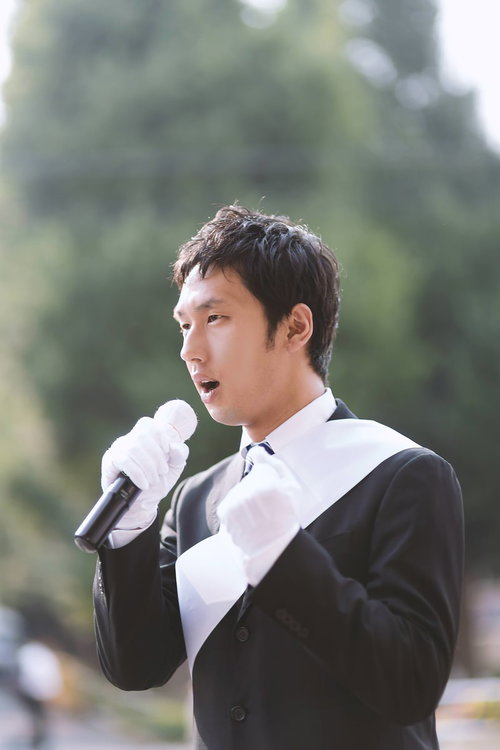 声を荒げて演説する野党の立候補者