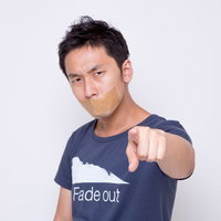 ガムテープを口に貼られ物申す事ができない男性の写真