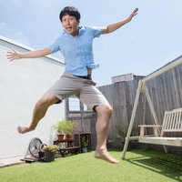 庭で空から陽気なカリビアンが降ってきた男性の写真