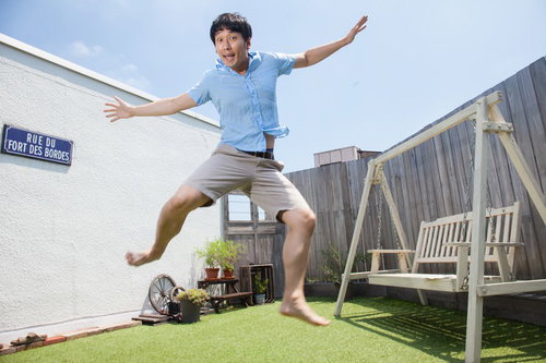 庭で空から陽気なカリビアンが降ってきた男性