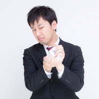 紙屑を丸めるサラリーマンの写真