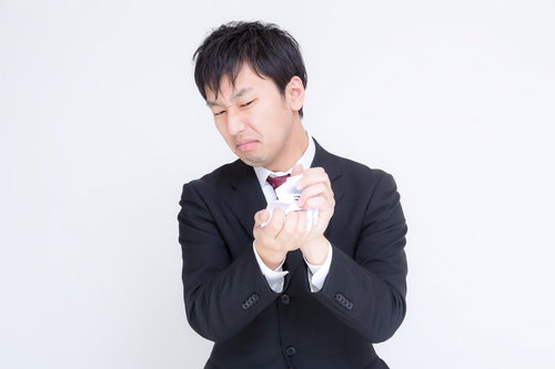 紙屑を丸めるサラリーマン