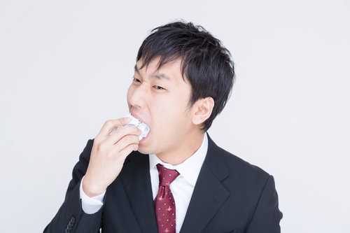 こんなゴミ企画は食ってやる！プレゼン資料を口に入れはじめる男性