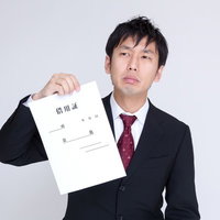 借用証はここにあります！と公の場で提示する男性の写真