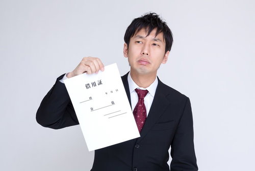 借用証はここにあります！と公の場で提示する男性