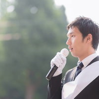 街頭で演説する世襲の立候補者の写真