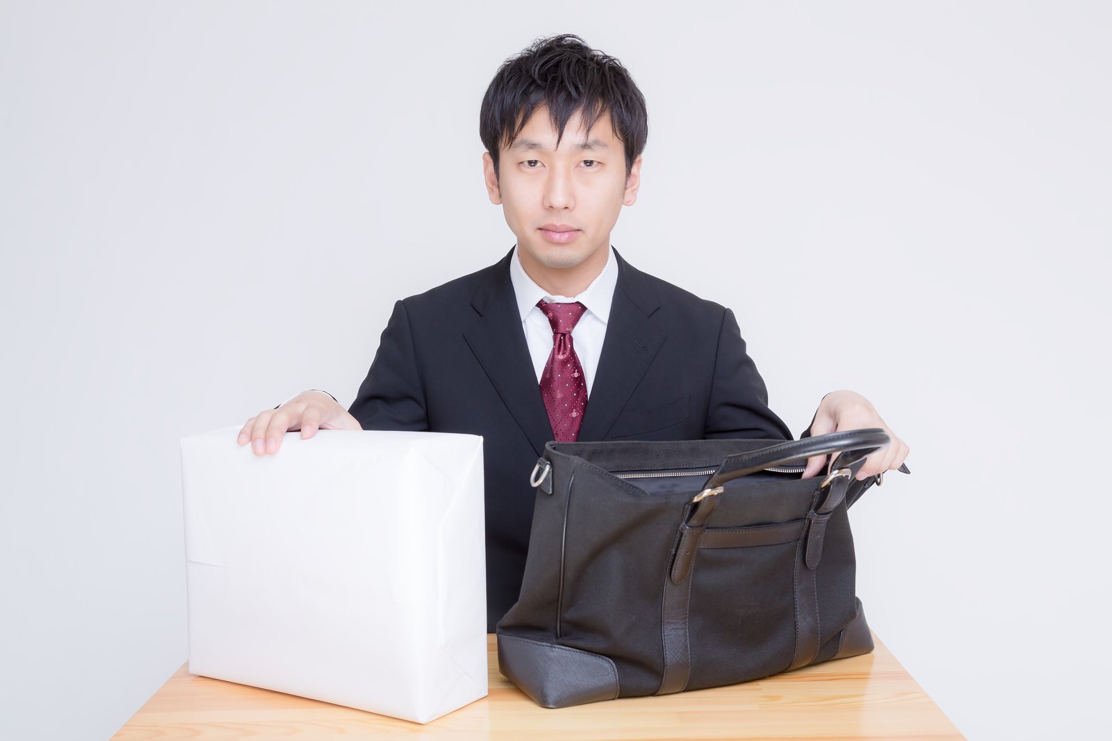 5000万円を用意するスーツの男性［モデル：大川竜弥］
