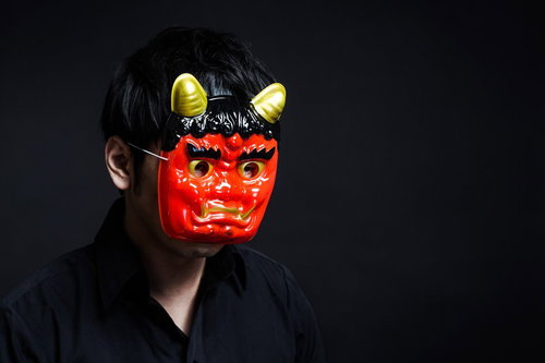 大量の豆を浴びヘコむ鬼役の青年