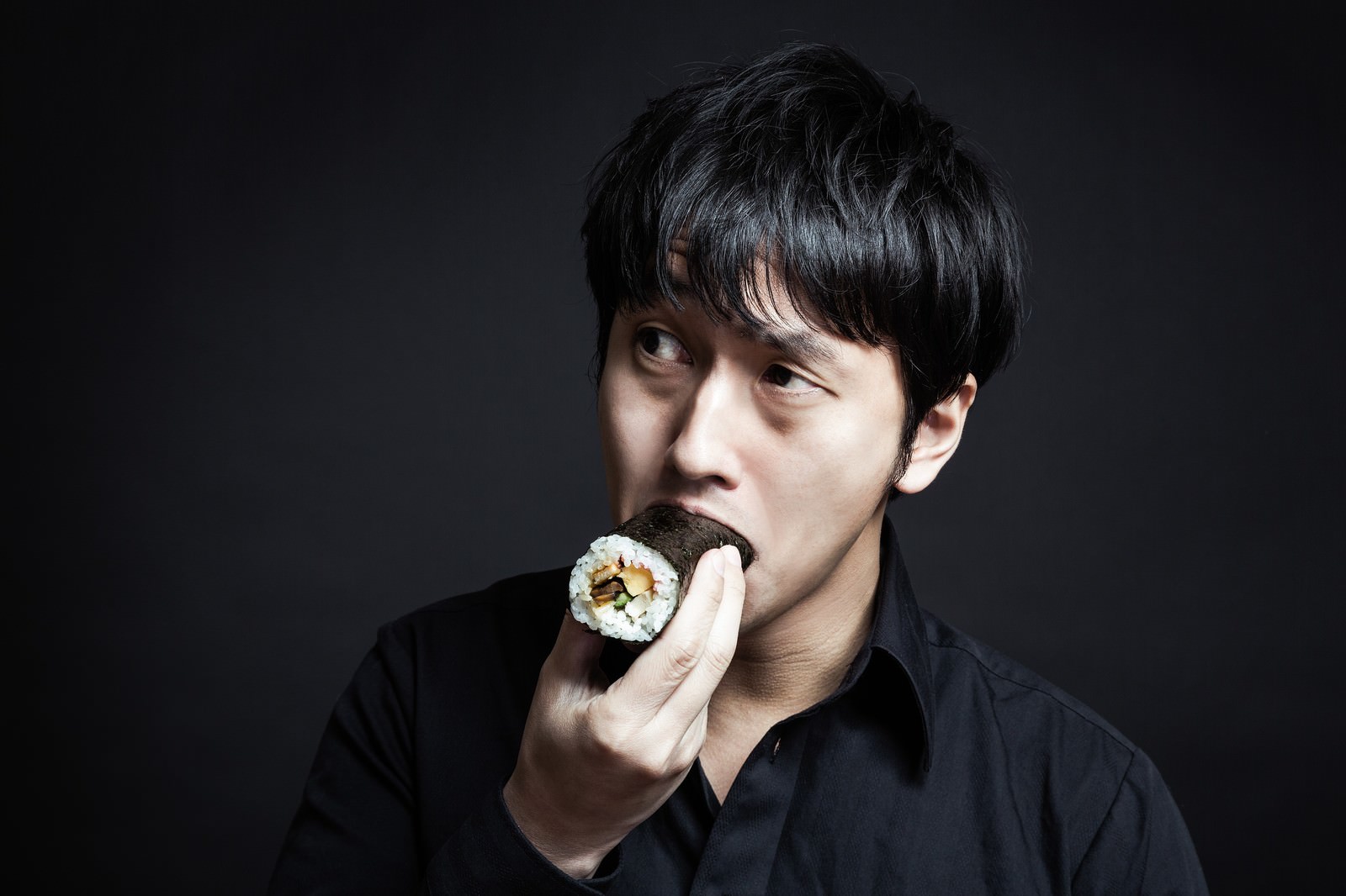 恵方巻きにかぶりつく男性［モデル：大川竜弥］