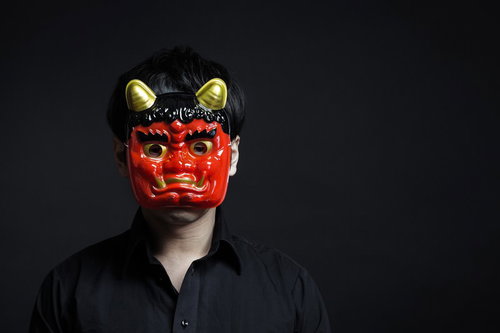 鬼の形相で行く手を阻むオーガ