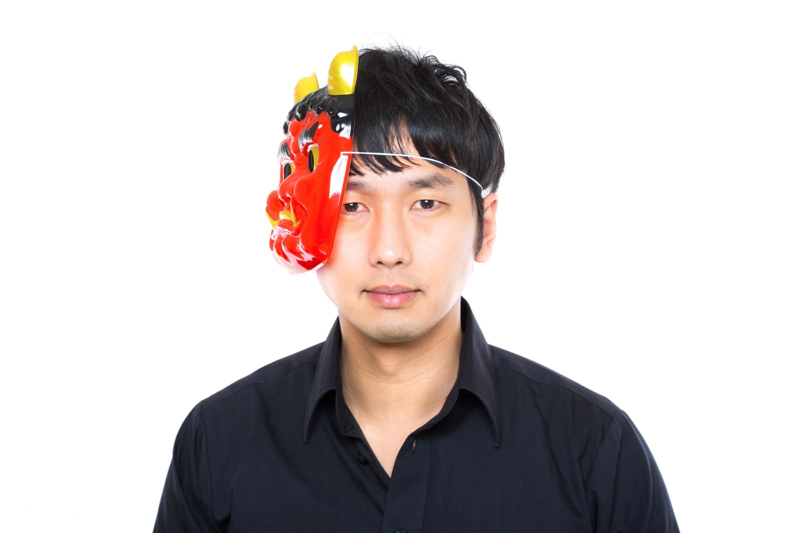 頭にカニのおもちゃを乗せた男性［モデル：大川竜弥］