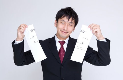 完済して借用証を破棄する男性