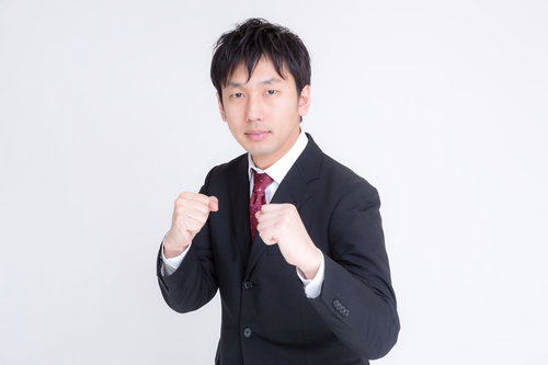 ファイティングポーズをとるサラリーマン