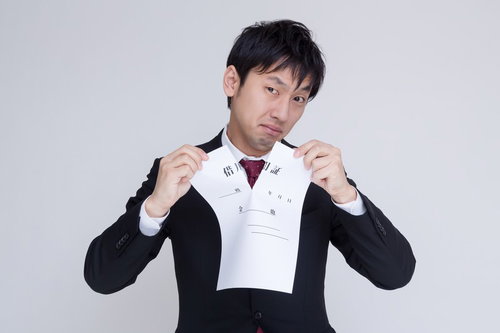 借用証を破るサラリーマン
