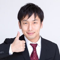 スーツ姿でいいね！する男性の写真