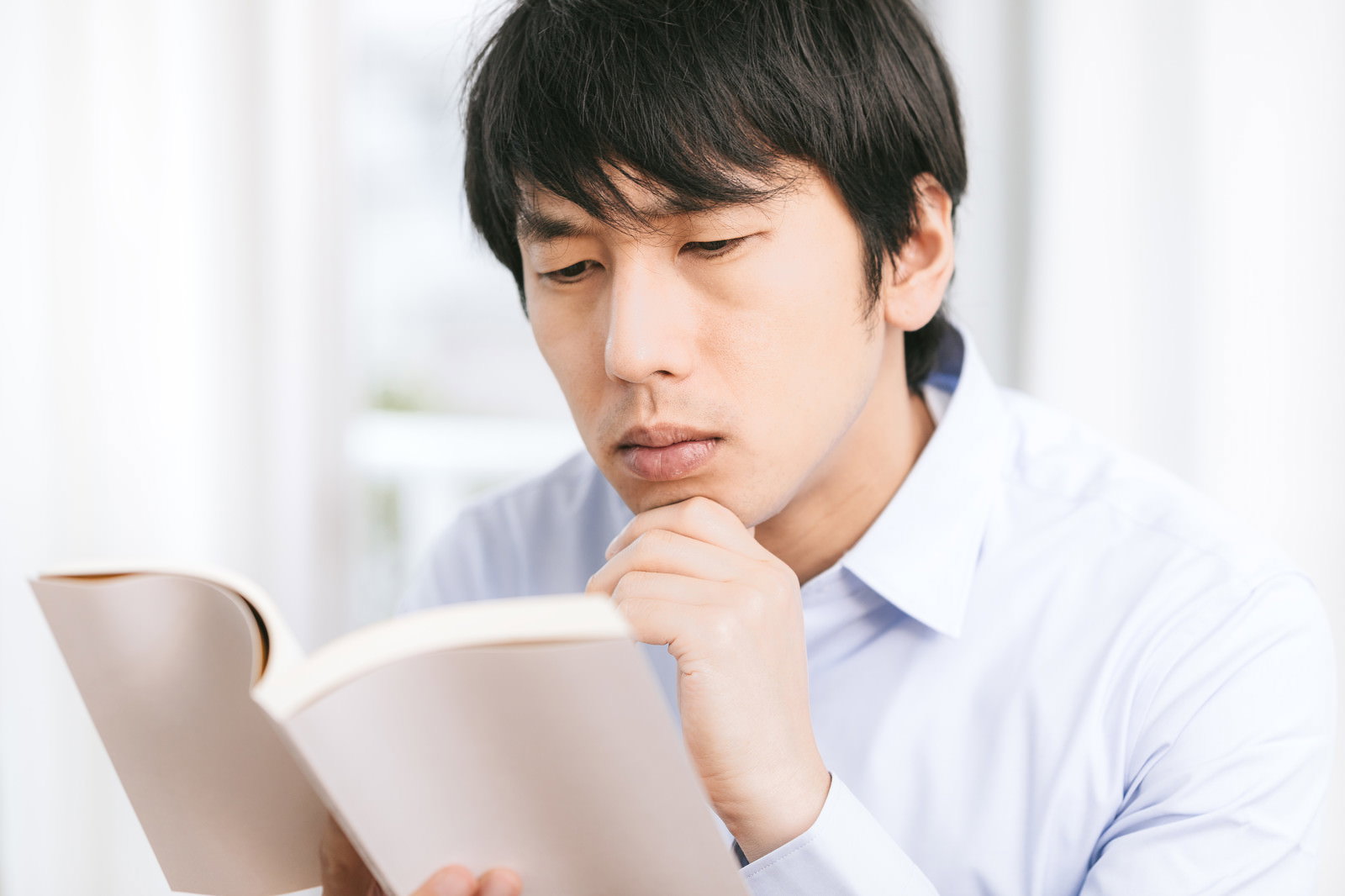 参考書を読みながら考え込むエンジニアの写真素材 - フリー素材ぱくたそ