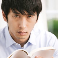 「一家に一冊」とアピールする著者の写真